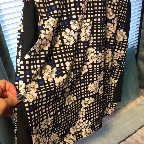 Influence floral dress with pockets! - Picture 3 of 4